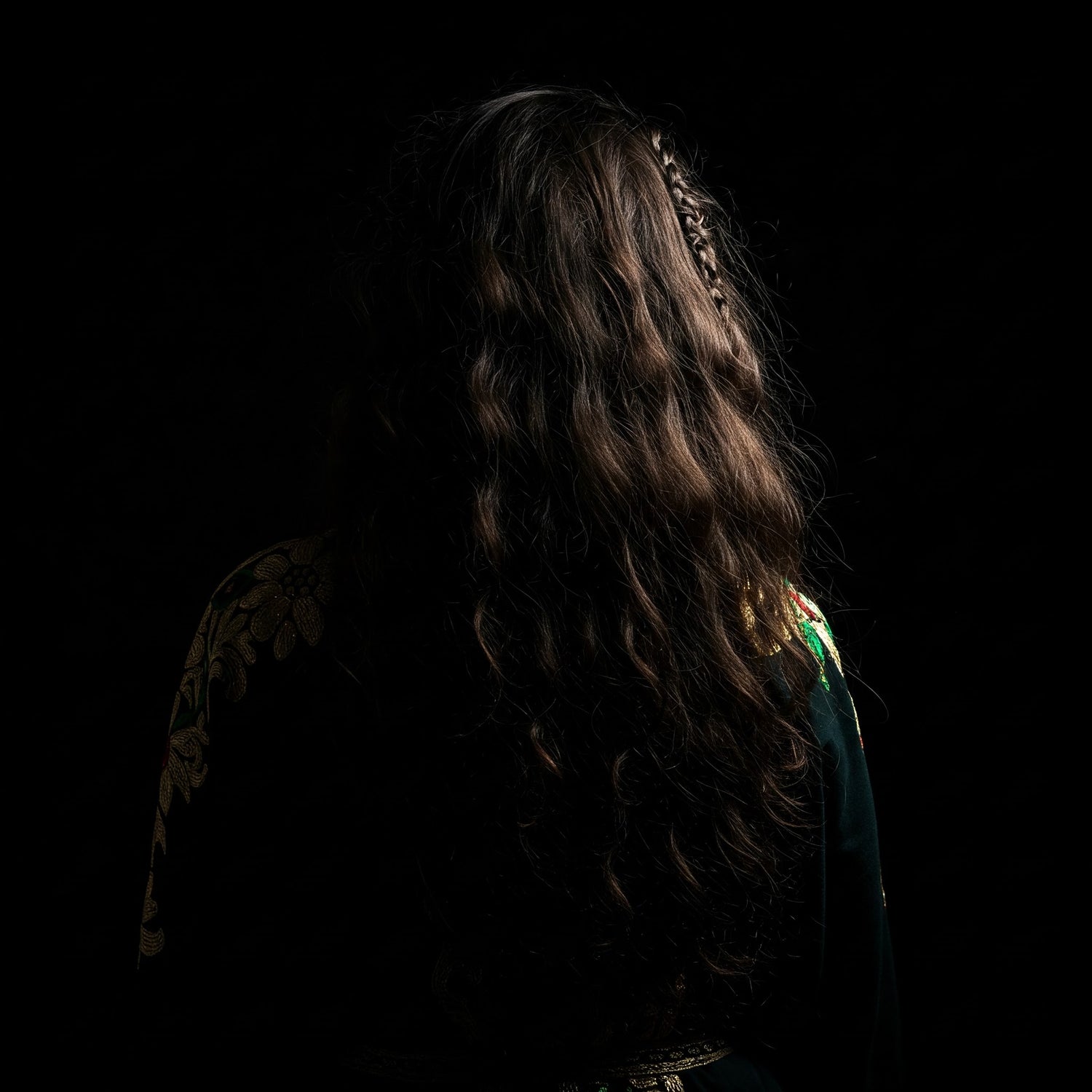 Cheveux d'une femme marocaine vue de dos Imran